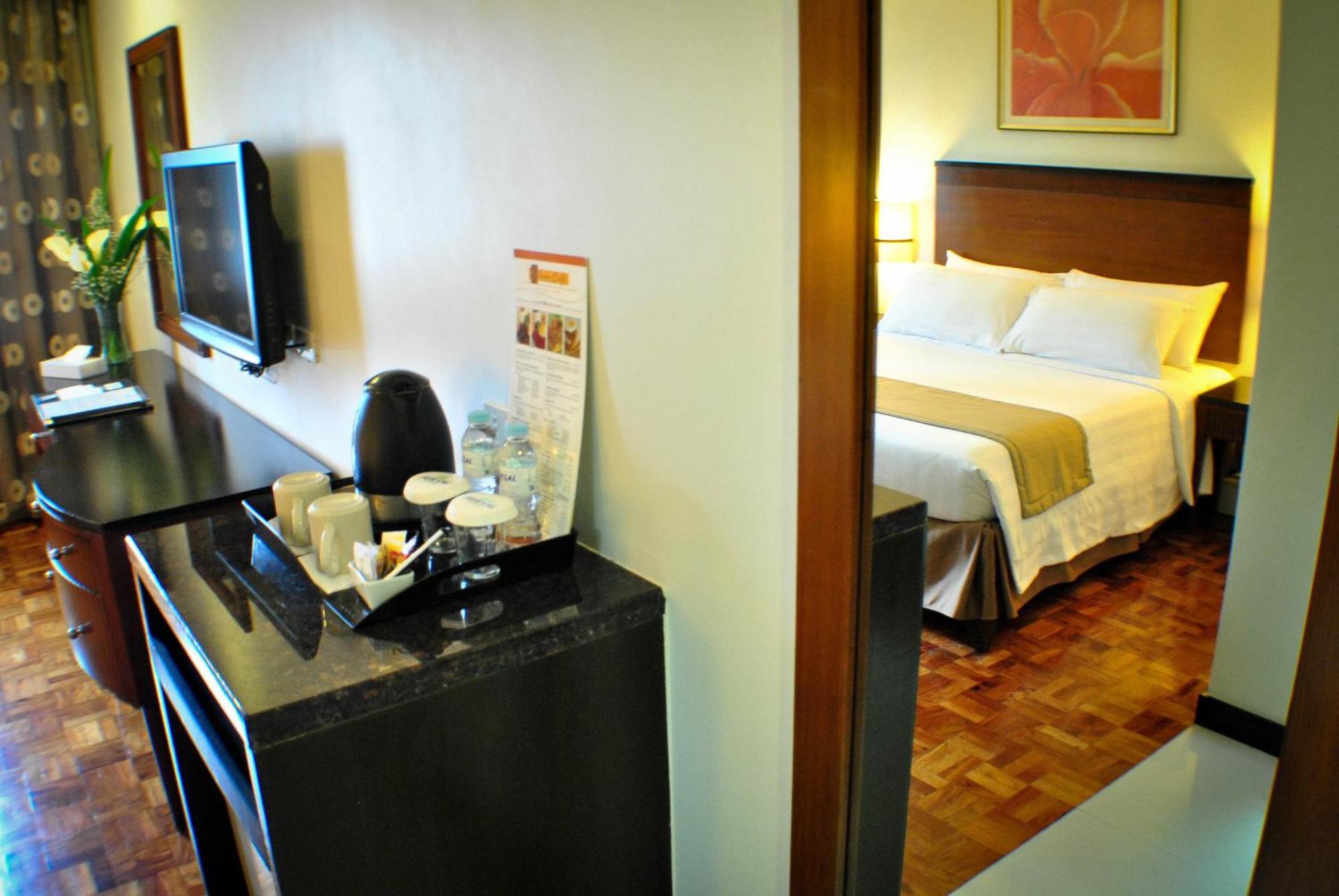 Fersal Hotel Neptune Makati Makati City Exterior photo
