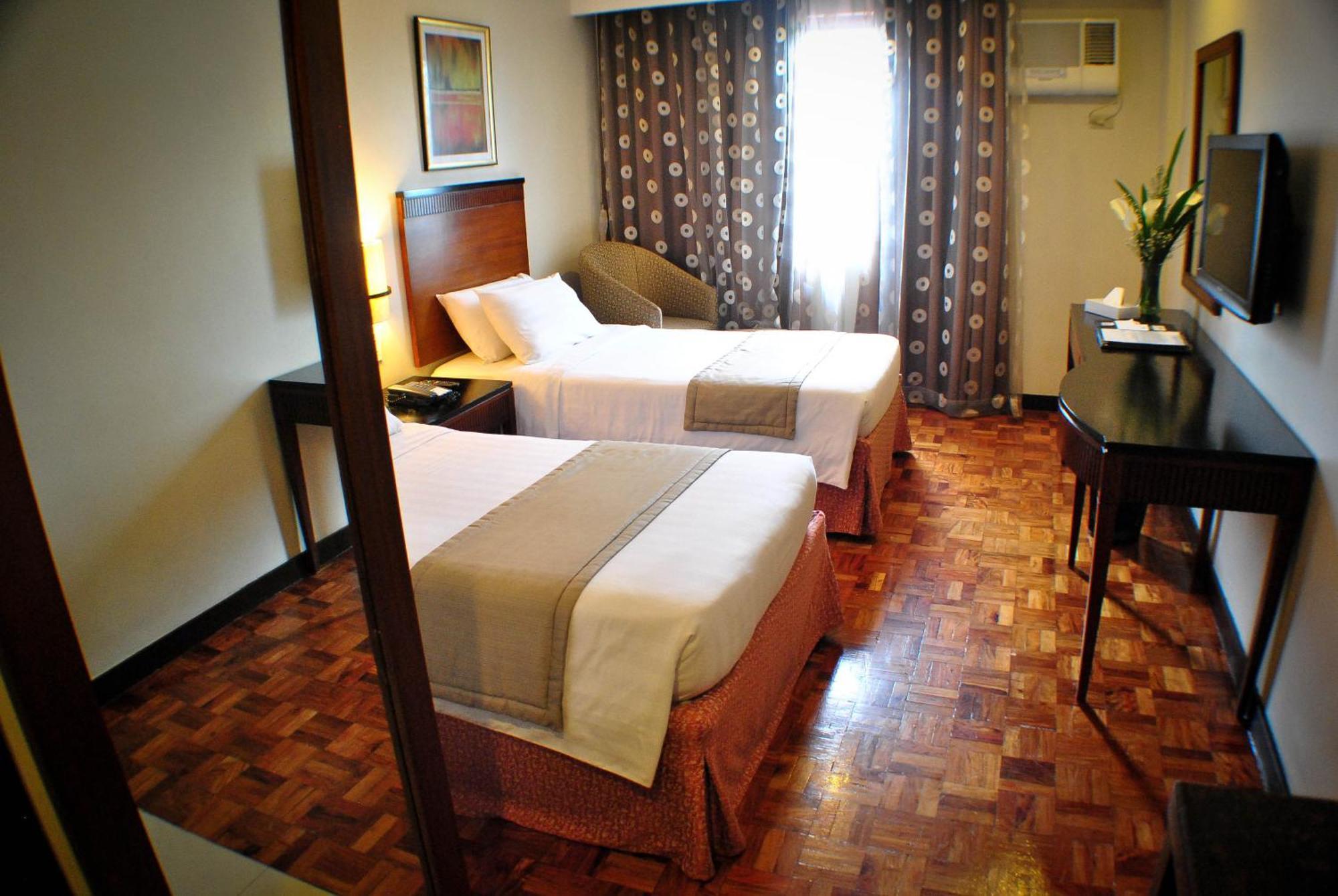 Fersal Hotel Neptune Makati Makati City Exterior photo
