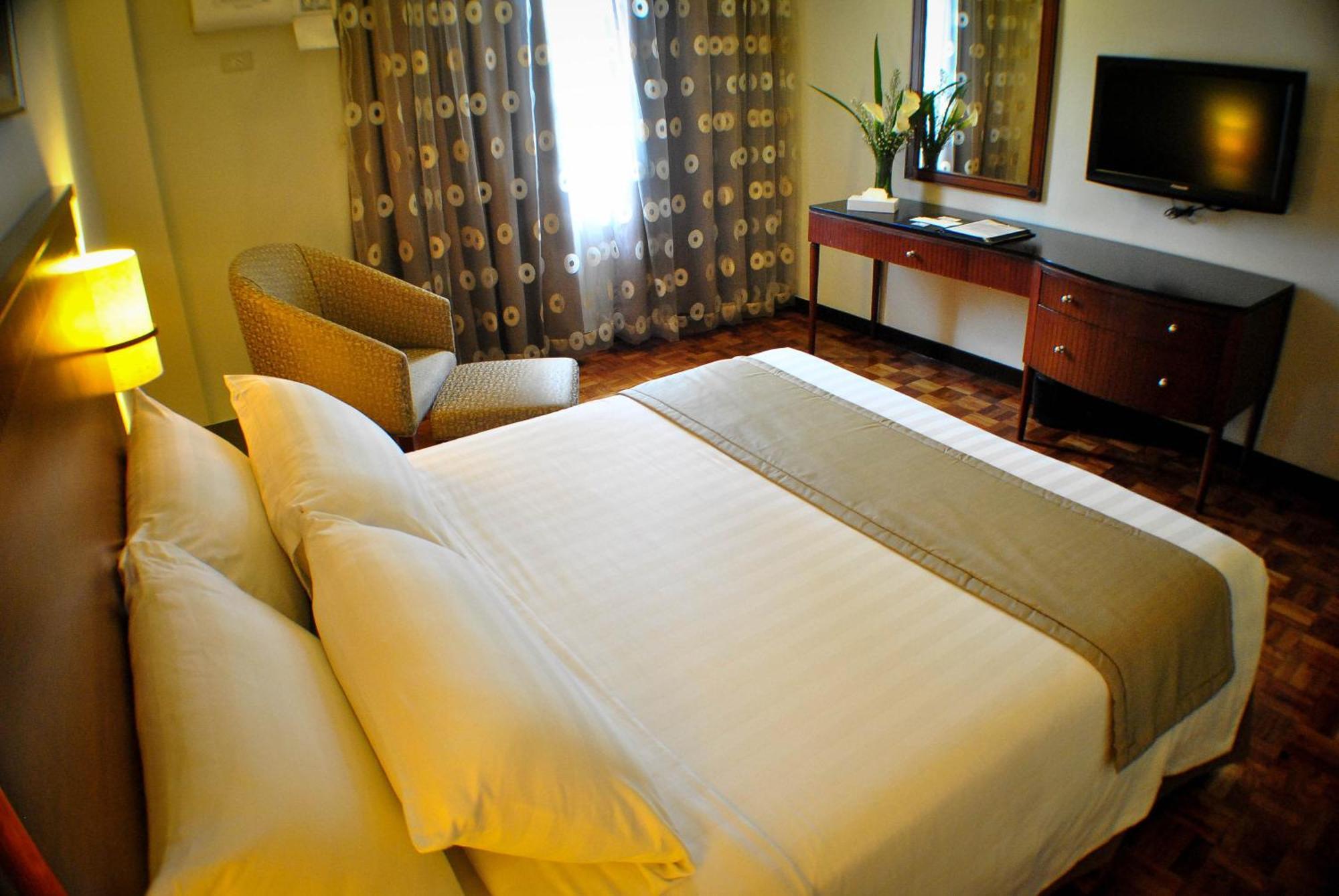 Fersal Hotel Neptune Makati Makati City Exterior photo