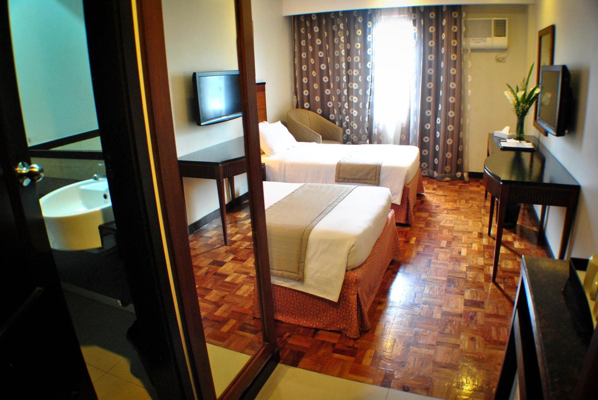 Fersal Hotel Neptune Makati Makati City Exterior photo