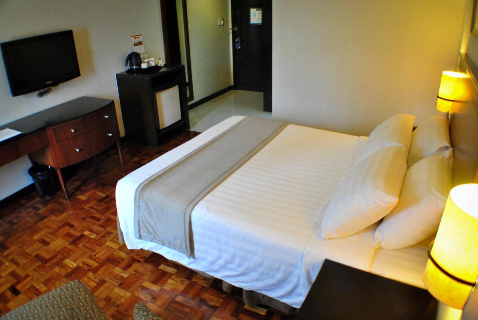 Fersal Hotel Neptune Makati Makati City Exterior photo