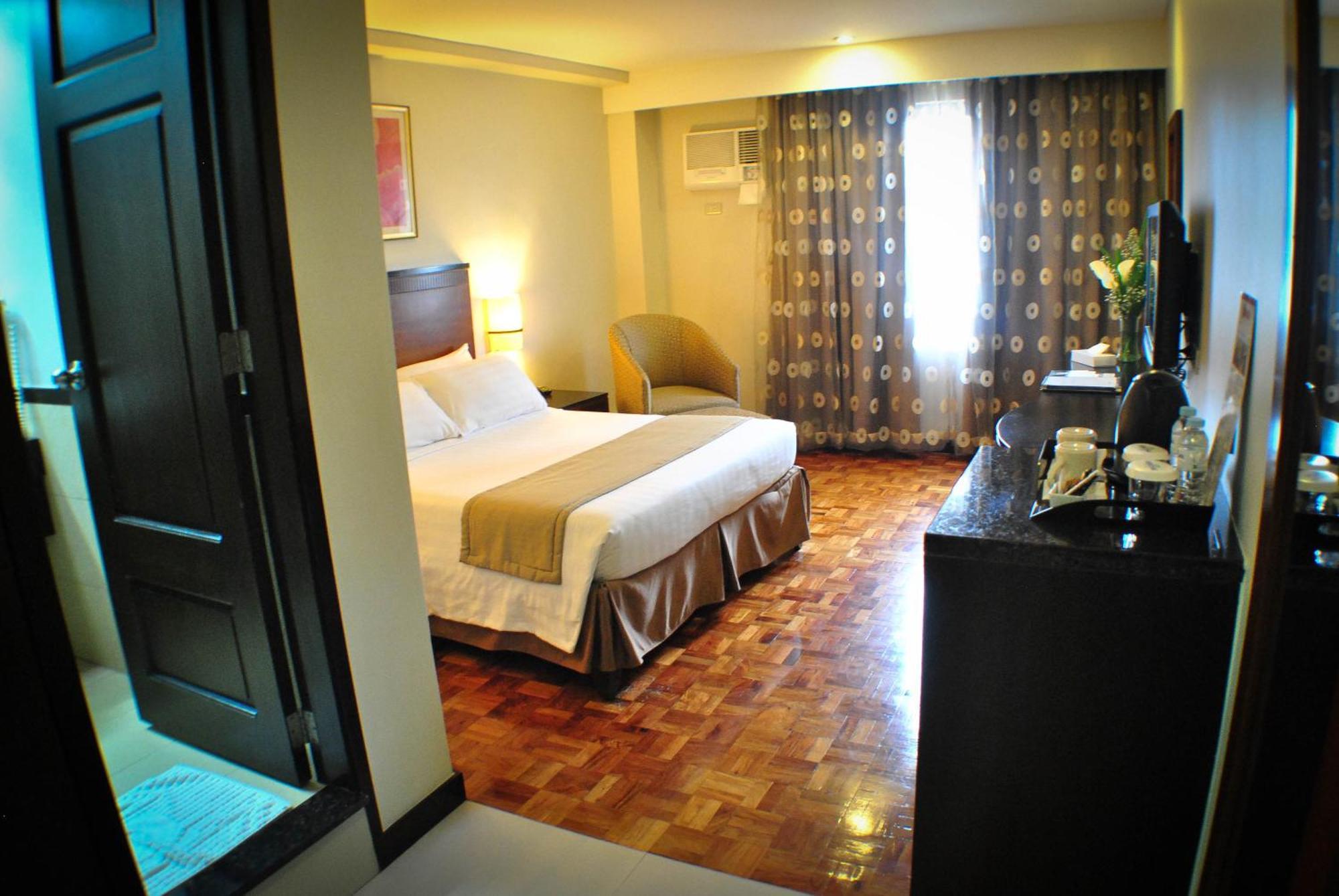 Fersal Hotel Neptune Makati Makati City Exterior photo