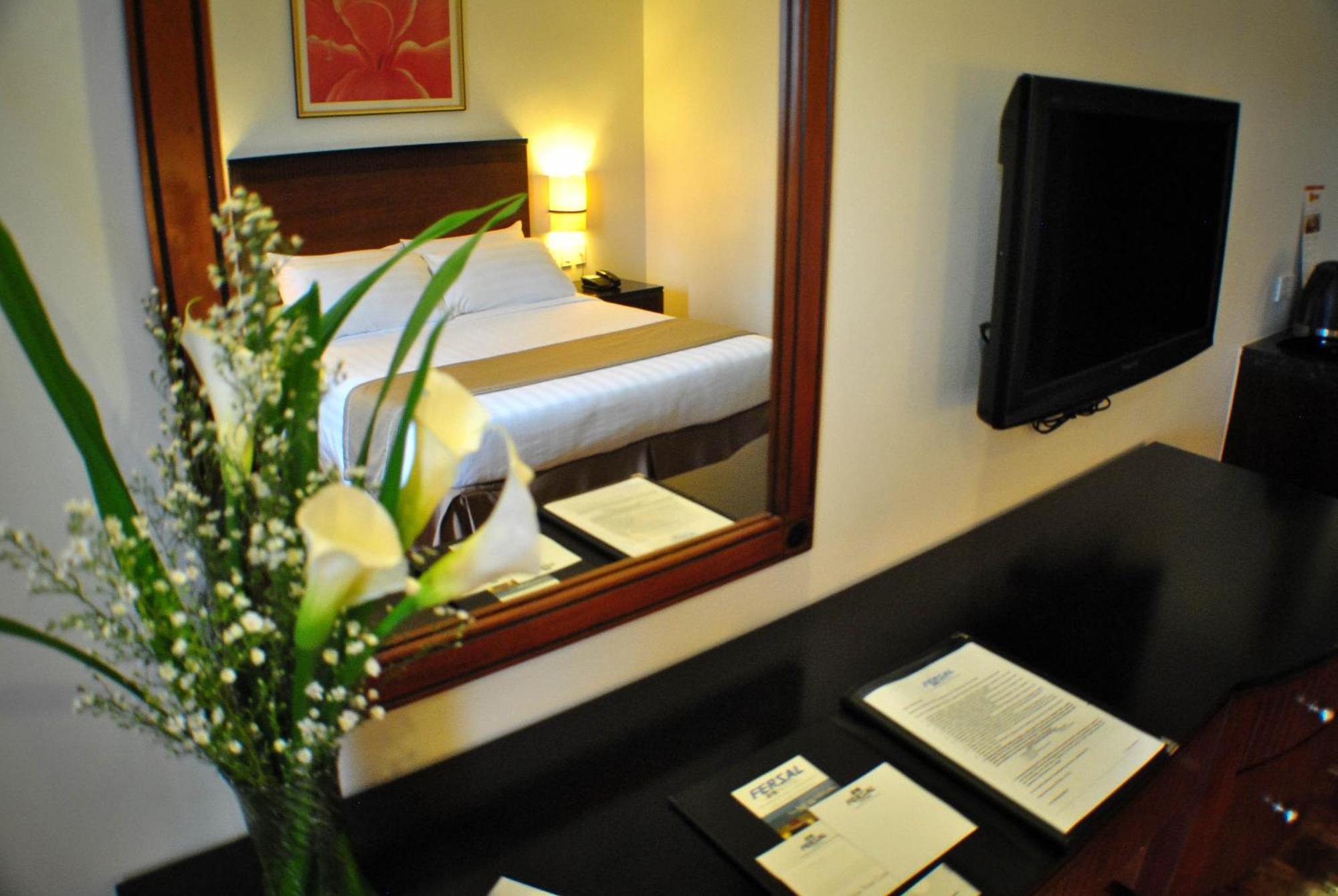 Fersal Hotel Neptune Makati Makati City Exterior photo
