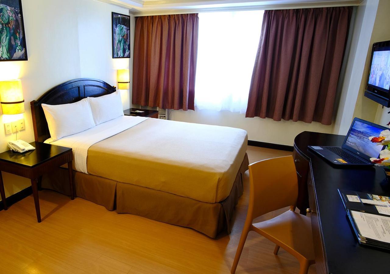 Fersal Hotel Neptune Makati Makati City Exterior photo