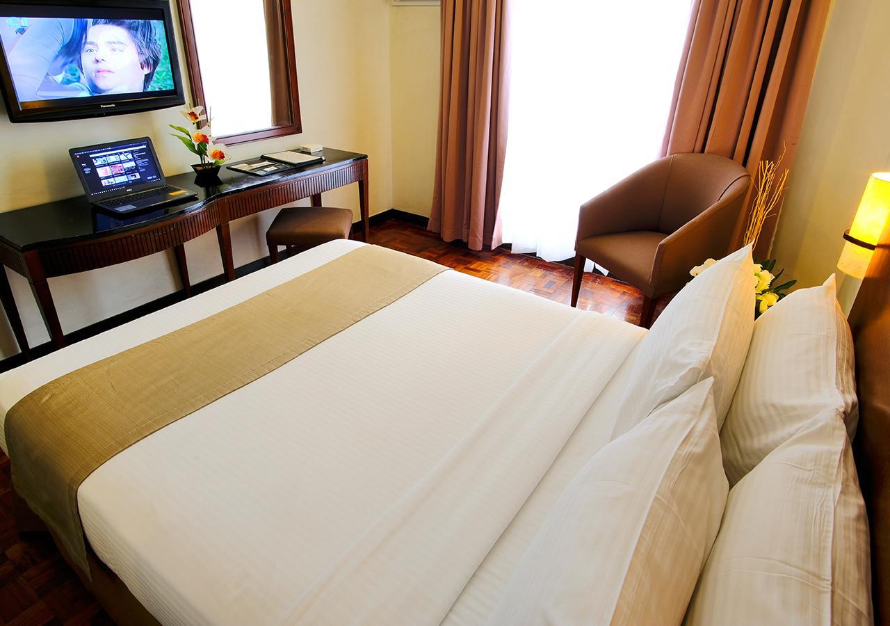 Fersal Hotel Neptune Makati Makati City Exterior photo