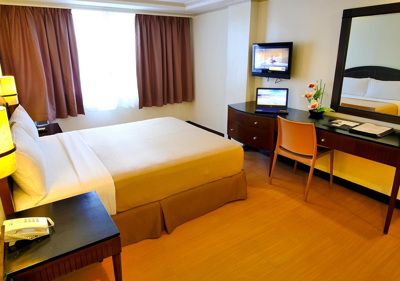 Fersal Hotel Neptune Makati Makati City Exterior photo