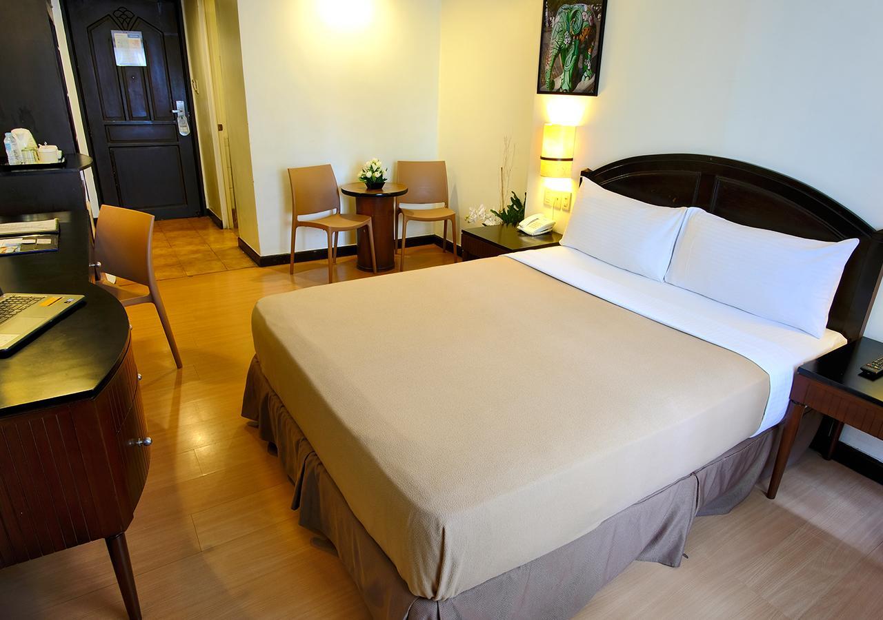 Fersal Hotel Neptune Makati Makati City Exterior photo